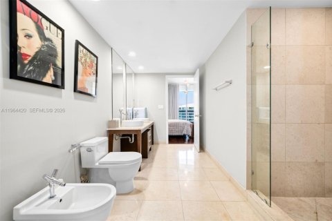 Condo in Miami, Florida, 2 bedrooms  № 2081110 - photo 12