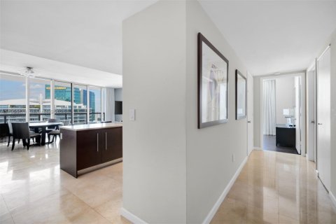 Condo in Miami, Florida, 2 bedrooms  № 2081110 - photo 13