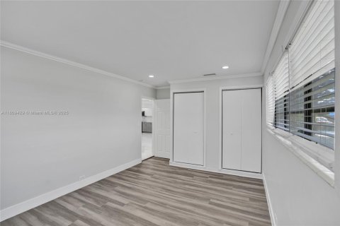 House in Miami, Florida 4 bedrooms, 161.65 sq.m. № 1752904 - photo 17