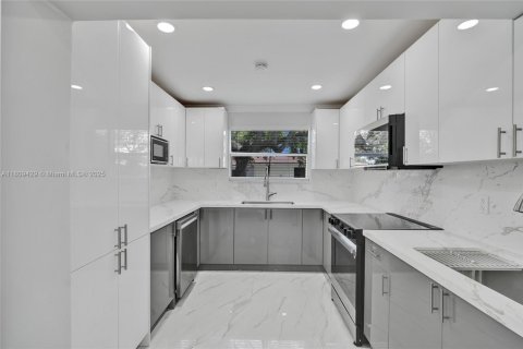 House in Miami, Florida 4 bedrooms, 161.65 sq.m. № 1752904 - photo 5
