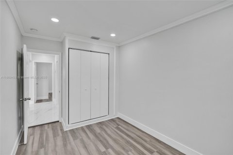 House in Miami, Florida 4 bedrooms, 161.65 sq.m. № 1752904 - photo 15