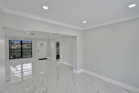 House in Miami, Florida 4 bedrooms, 161.65 sq.m. № 1752904 - photo 7