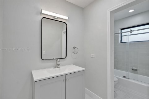 House in Miami, Florida 4 bedrooms, 161.65 sq.m. № 1752904 - photo 13