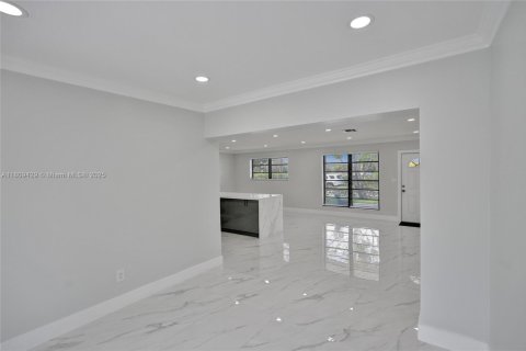 House in Miami, Florida 4 bedrooms, 161.65 sq.m. № 1752904 - photo 8