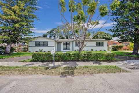 House in Miami, Florida 4 bedrooms, 161.65 sq.m. № 1752904 - photo 1