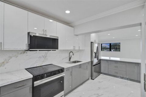 House in Miami, Florida 4 bedrooms, 161.65 sq.m. № 1752904 - photo 4