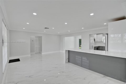 House in Miami, Florida 4 bedrooms, 161.65 sq.m. № 1752904 - photo 6