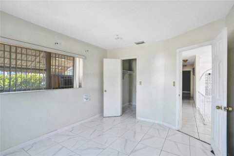Casa en venta en Lauderdale Lakes, Florida, 4 dormitorios, 220.09 m2 № 2029689 - foto 19