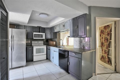 Casa en venta en Lauderdale Lakes, Florida, 4 dormitorios, 220.09 m2 № 2029689 - foto 13
