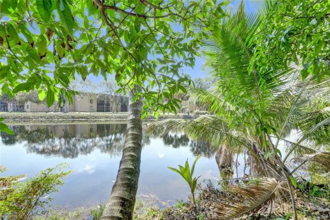 Casa en venta en Lauderdale Lakes, Florida, 4 dormitorios, 220.09 m2 № 2029689 - foto 25