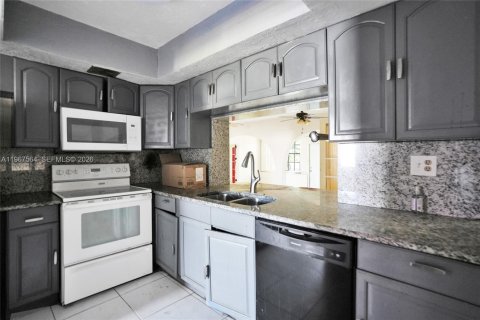 Casa en venta en Lauderdale Lakes, Florida, 4 dormitorios, 220.09 m2 № 2029689 - foto 12