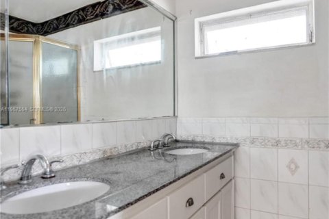 Casa en venta en Lauderdale Lakes, Florida, 4 dormitorios, 220.09 m2 № 2029689 - foto 16