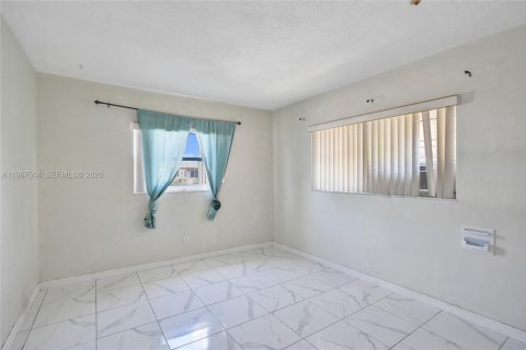 Casa en venta en Lauderdale Lakes, Florida, 4 dormitorios, 220.09 m2 № 2029689 - foto 18