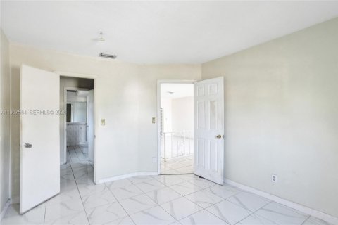 Casa en venta en Lauderdale Lakes, Florida, 4 dormitorios, 220.09 m2 № 2029689 - foto 17