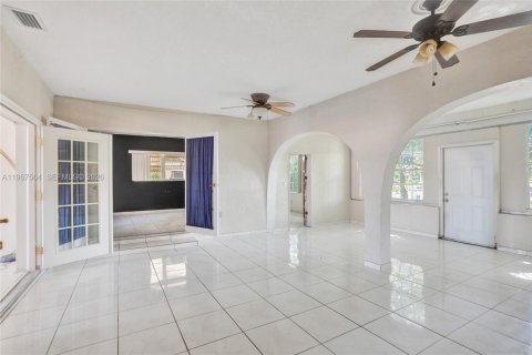 Casa en venta en Lauderdale Lakes, Florida, 4 dormitorios, 220.09 m2 № 2029689 - foto 4