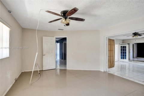 Casa en venta en Lauderdale Lakes, Florida, 4 dormitorios, 220.09 m2 № 2029689 - foto 23