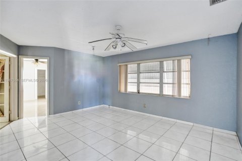 Casa en venta en Lauderdale Lakes, Florida, 4 dormitorios, 220.09 m2 № 2029689 - foto 14