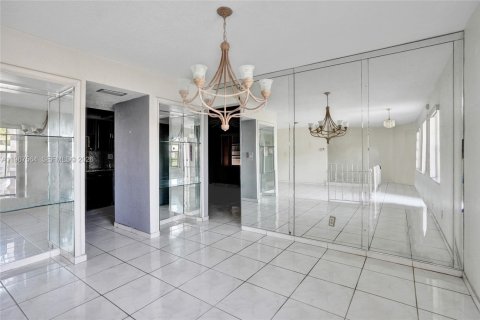 Casa en venta en Lauderdale Lakes, Florida, 4 dormitorios, 220.09 m2 № 2029689 - foto 9