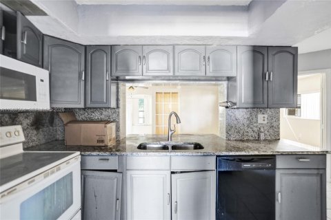 Casa en venta en Lauderdale Lakes, Florida, 4 dormitorios, 220.09 m2 № 2029689 - foto 11