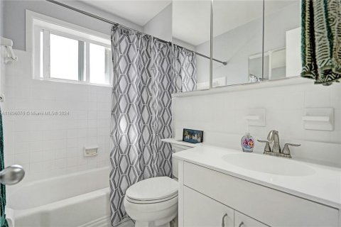 Condominio en venta en Hallandale Beach, Florida, 2 dormitorios, 78.78 m2 № 1865255 - foto 14