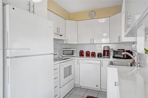 Condominio en venta en Hallandale Beach, Florida, 2 dormitorios, 78.78 m2 № 1865255 - foto 1