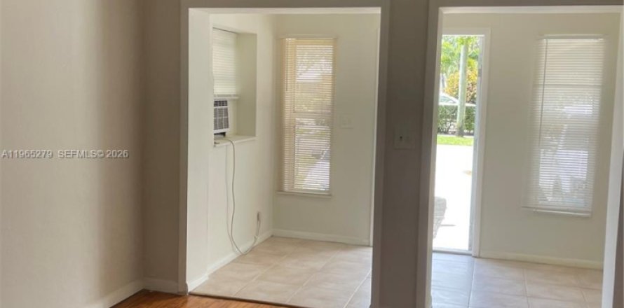 Immobilier commercial à Hollywood, Floride 102.94 m2 № 2081188
