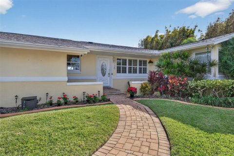 House in South Daytona, Florida 4 bedrooms, 211.91 sq.m. № 2232478 - photo 2