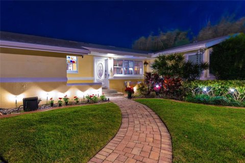 House in South Daytona, Florida 4 bedrooms, 211.91 sq.m. № 2232478 - photo 13