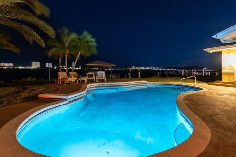 House in South Daytona, Florida 4 bedrooms, 211.91 sq.m. № 2232478 - photo 24