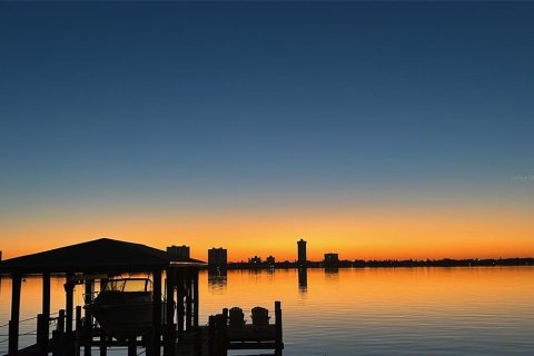 House in South Daytona, Florida 4 bedrooms, 211.91 sq.m. № 2232478 - photo 14