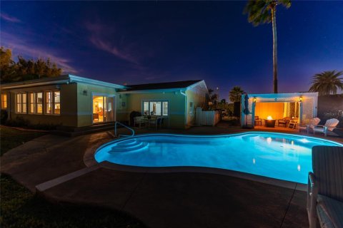 House in South Daytona, Florida 4 bedrooms, 211.91 sq.m. № 2232478 - photo 26