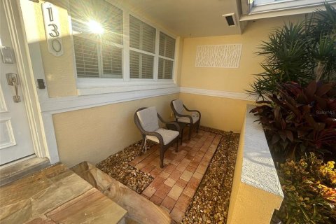 House in South Daytona, Florida 4 bedrooms, 211.91 sq.m. № 2232478 - photo 20