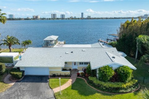House in South Daytona, Florida 4 bedrooms, 211.91 sq.m. № 2232478 - photo 22