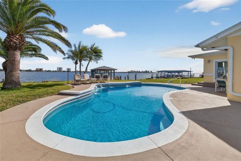 House in South Daytona, Florida 4 bedrooms, 211.91 sq.m. № 2232478 - photo 23