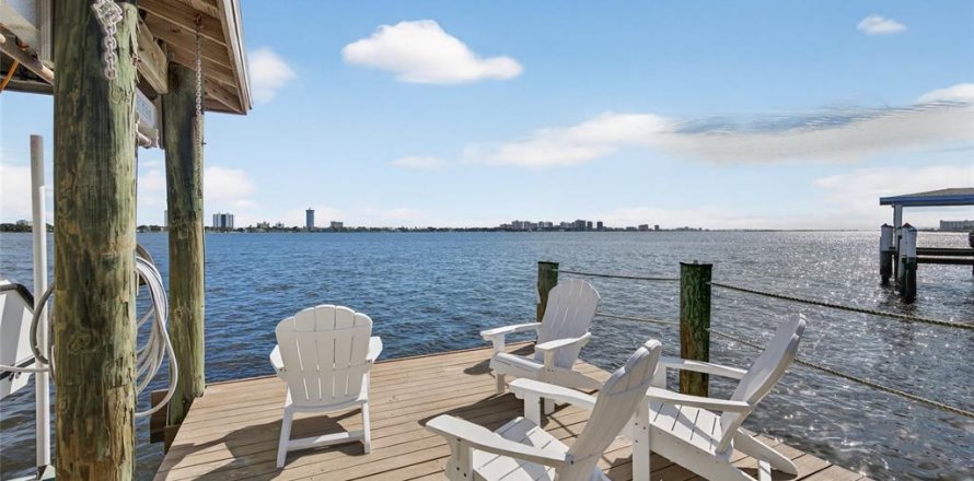 House in South Daytona, Florida 4 bedrooms, 211.91 sq.m. № 2232478