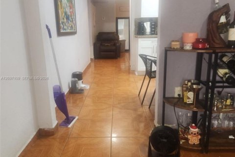 House in Miami, Florida 5 bedrooms, 162.02 sq.m. № 2399636 - photo 9