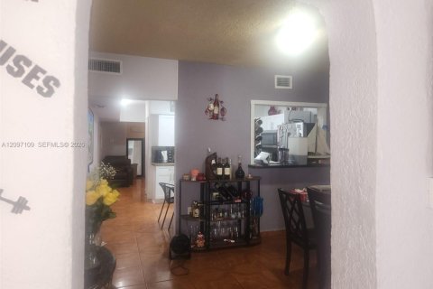 House in Miami, Florida 5 bedrooms, 162.02 sq.m. № 2399636 - photo 10