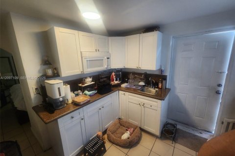 House in Miami, Florida 5 bedrooms, 162.02 sq.m. № 2399636 - photo 3