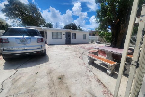House in Miami, Florida 5 bedrooms, 162.02 sq.m. № 2399636 - photo 2