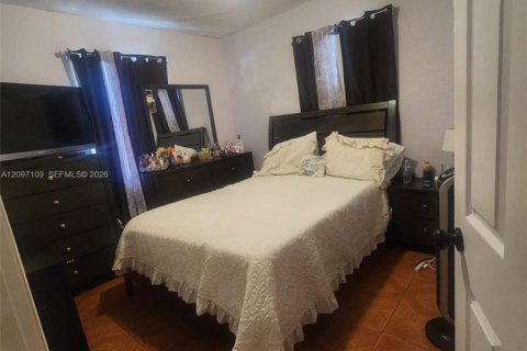 House in Miami, Florida 5 bedrooms, 162.02 sq.m. № 2399636 - photo 12