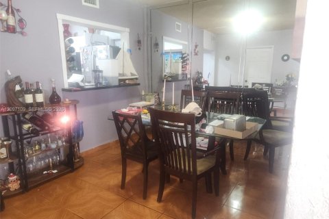 House in Miami, Florida 5 bedrooms, 162.02 sq.m. № 2399636 - photo 8