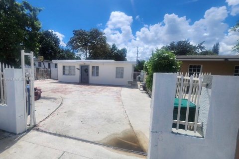 House in Miami, Florida 5 bedrooms, 162.02 sq.m. № 2399636