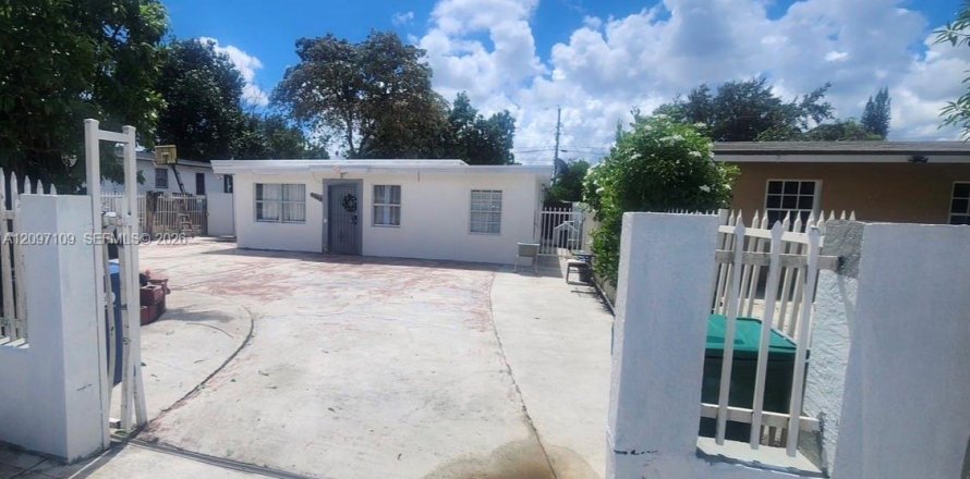 House in Miami, Florida 5 bedrooms, 162.02 sq.m. № 2399636
