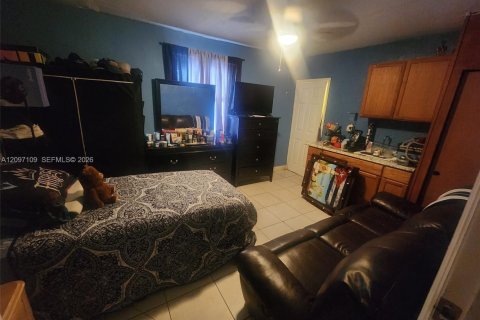 House in Miami, Florida 5 bedrooms, 162.02 sq.m. № 2399636 - photo 7