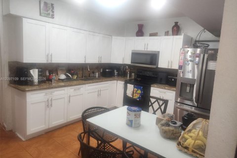 House in Miami, Florida 5 bedrooms, 162.02 sq.m. № 2399636 - photo 6