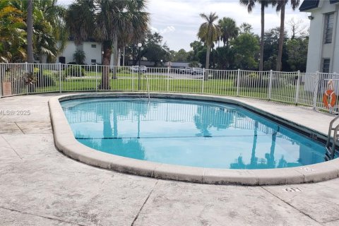 Купить кондоминиум в Майами, Флорида 2 спальни, 70.88м2, № 1957201 - фото 12