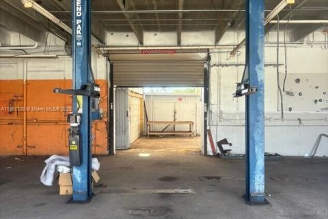 Propiedad comercial en venta en Oakland Park, Florida № 1957550 - foto 9