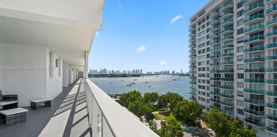 Condominio en Miami Beach, Florida, 2 dormitorios № 1931902