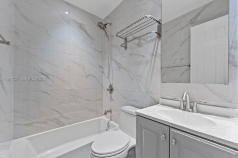 Condominio en alquiler en Miami, Florida, 2 dormitorios, 76.64 m2 № 2021837 - foto 19