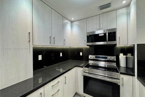 Copropriété à louer à Miami, Floride: 2 chambres, 76.64 m2 № 2021837 - photo 4